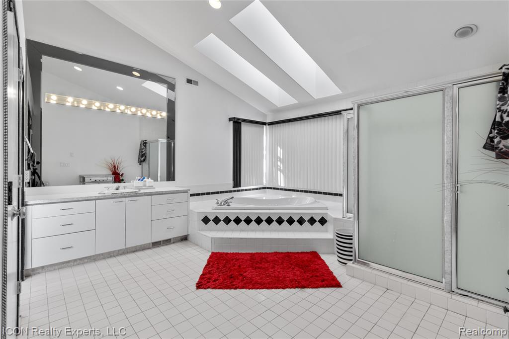 5727 Royal Wood, West Bloomfield, MI — Photo 21