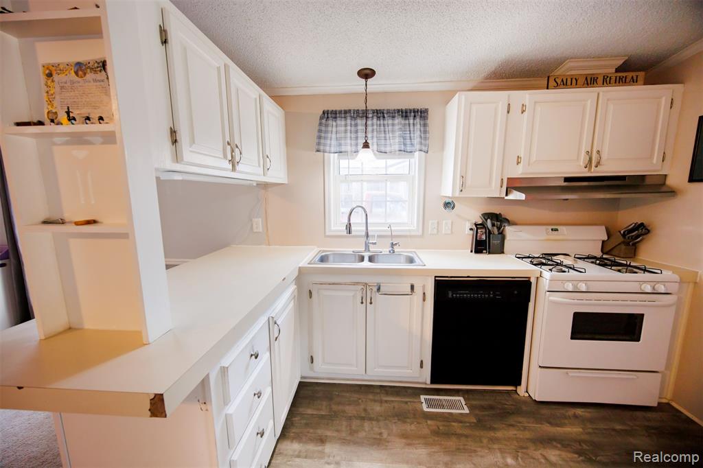 8016 Harbour Drive, MI — Photo 19
