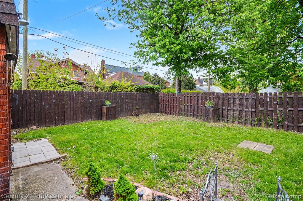 33 Moss Street, Highland Park, MI 48203 — Photo 12