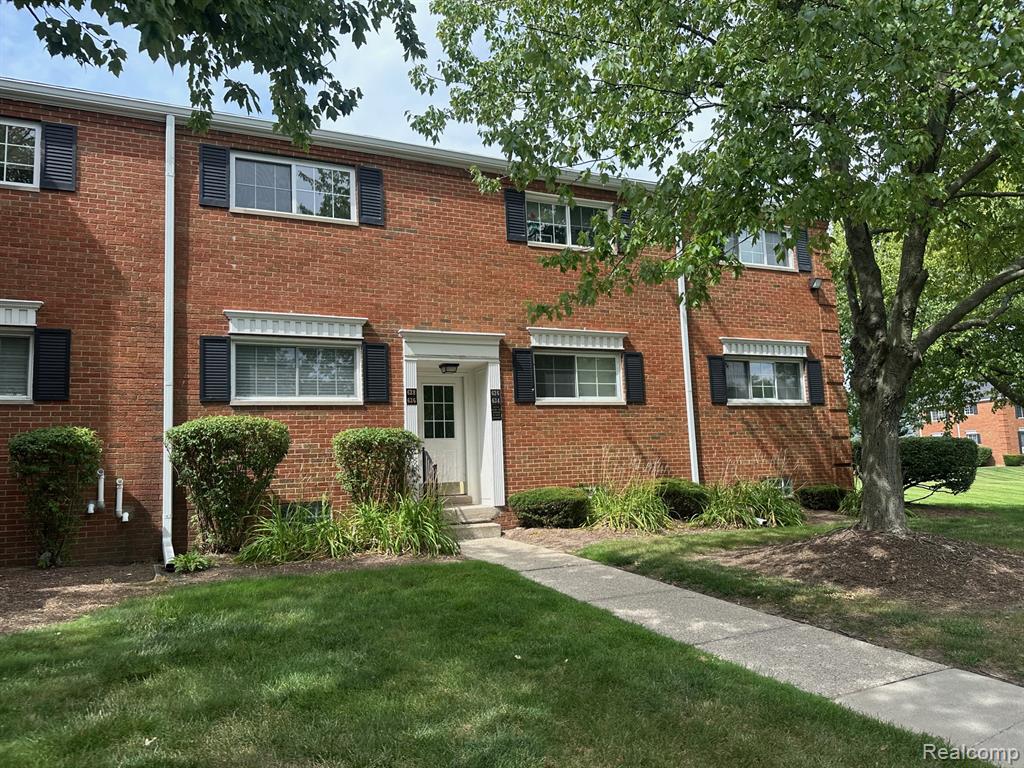 628 E Fox Hills Drive, Bloomfield Hills, MI 48304 — front exterior