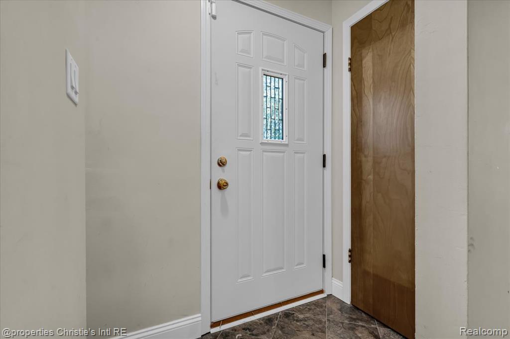 20006 Lochmoor Street, Harper Woods, MI 48225 — Photo 5