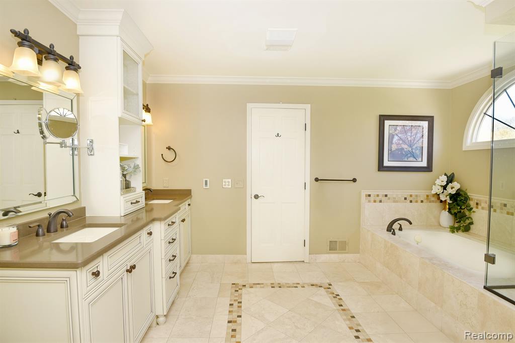 5687 GREENHILL Drive, Troy, MI 48098 — Photo 28