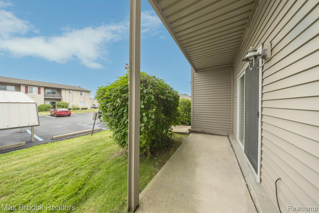 10020 ALLEN POINTE Drive N, 10020, Allen Park, MI 48101 — Photo 28