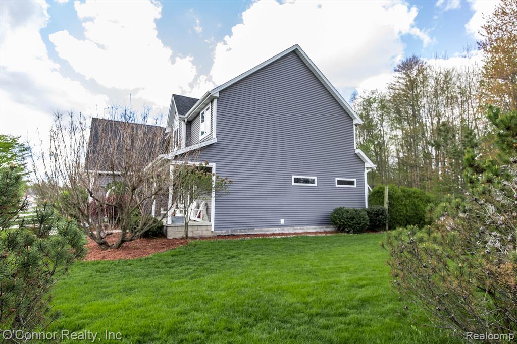 910 Hunter Court, Marysville, MI 48040 — Photo 37