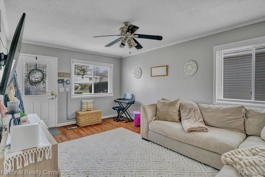 6823 SALINE Drive, Waterford, MI 48329 — Photo 4