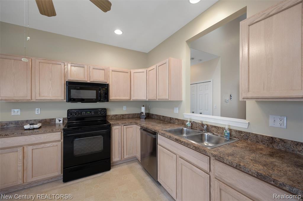 3561 Grove Lane, Auburn Hills, MI 48326 — Photo 18