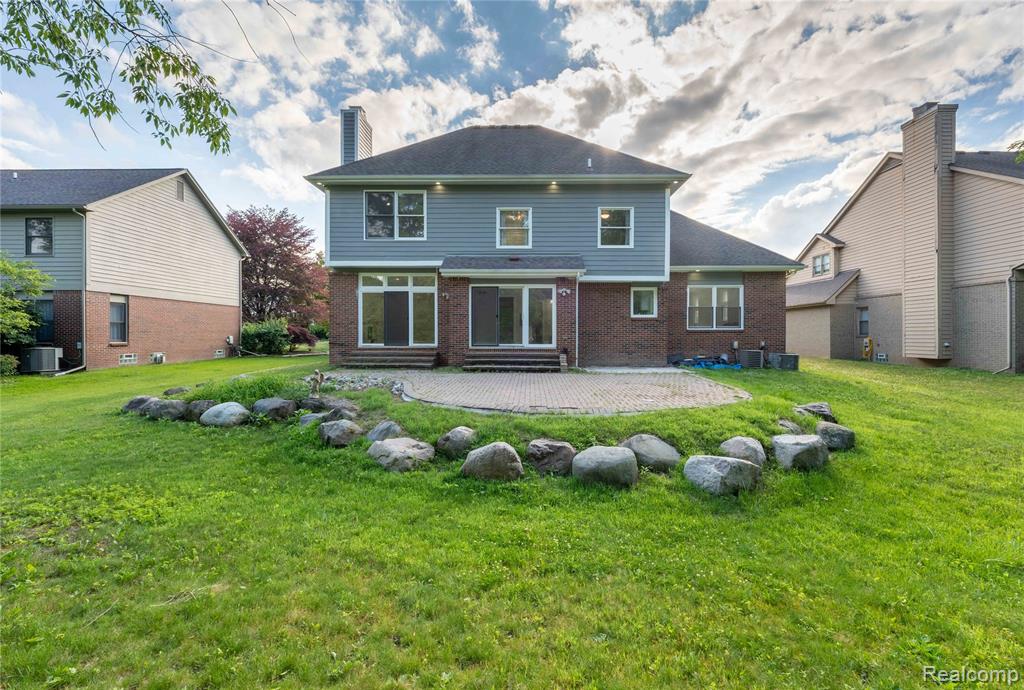 7386 Woodlore Drive, West Bloomfield, MI 48323 — Photo 38