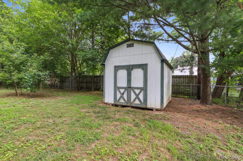 5374 Apple Hill Court, Flushing, MI 48433 — Photo 35