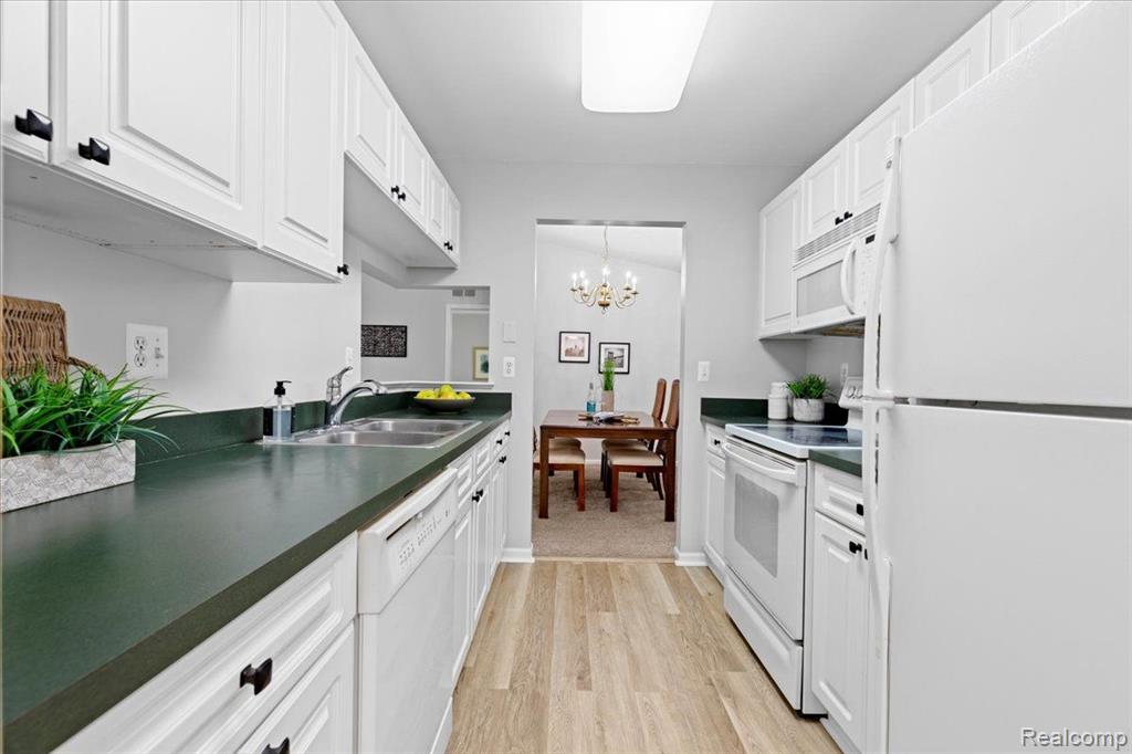 4361 BERKSHIRE Drive, Sterling Heights, MI 48314 — Photo 15