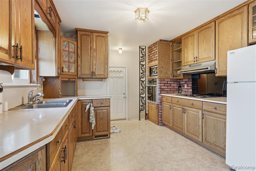 26840 Merideth Dr, Warren, MI 48091 — Photo 8