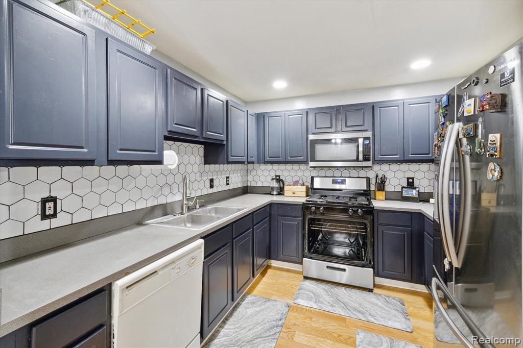 29265 GLEN OAKS Boulevard E, Farmington Hills, MI 48334 — Photo 5