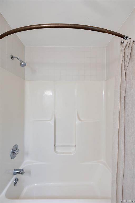 708 Oak View Ln, Milford, MI 48381 — Photo 57