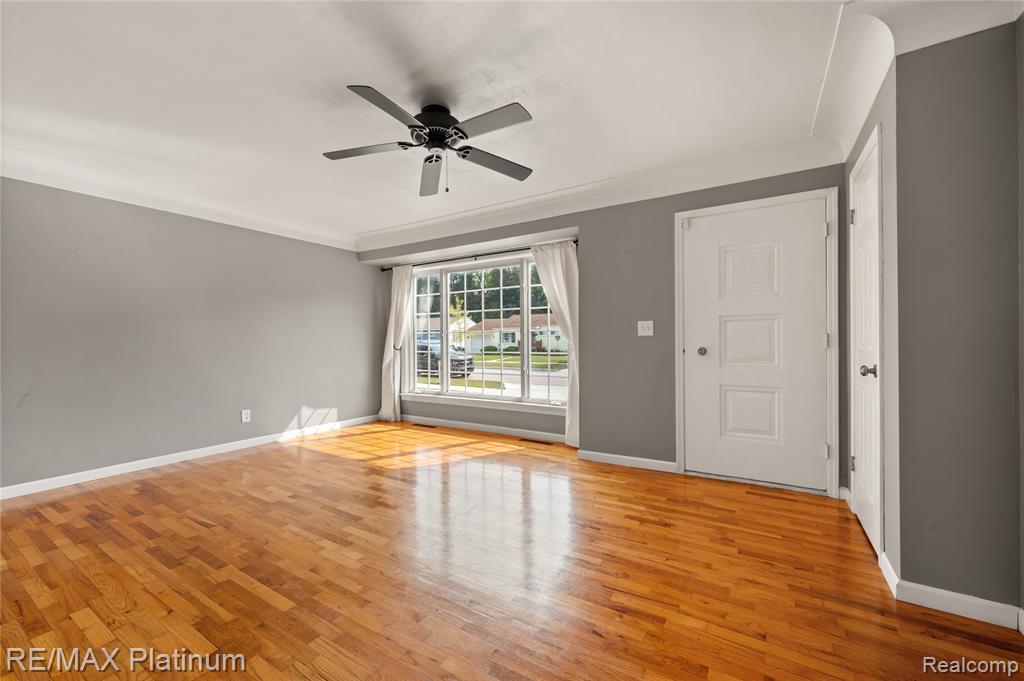 709 Elmwood Drive, Fenton, MI 48430 — Photo 8