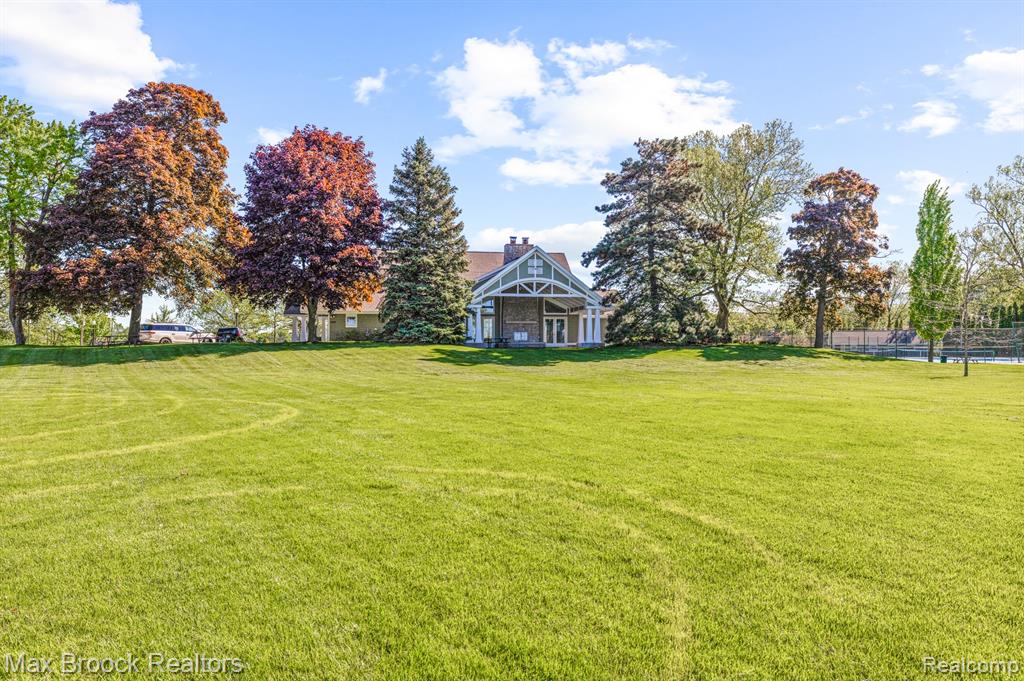 2208 Avondale Street, Sylvan Lake, MI 48320 — Photo 29