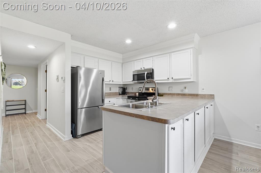 4964 Oak Hill Drive, Waterford, MI 48329 — Photo 10