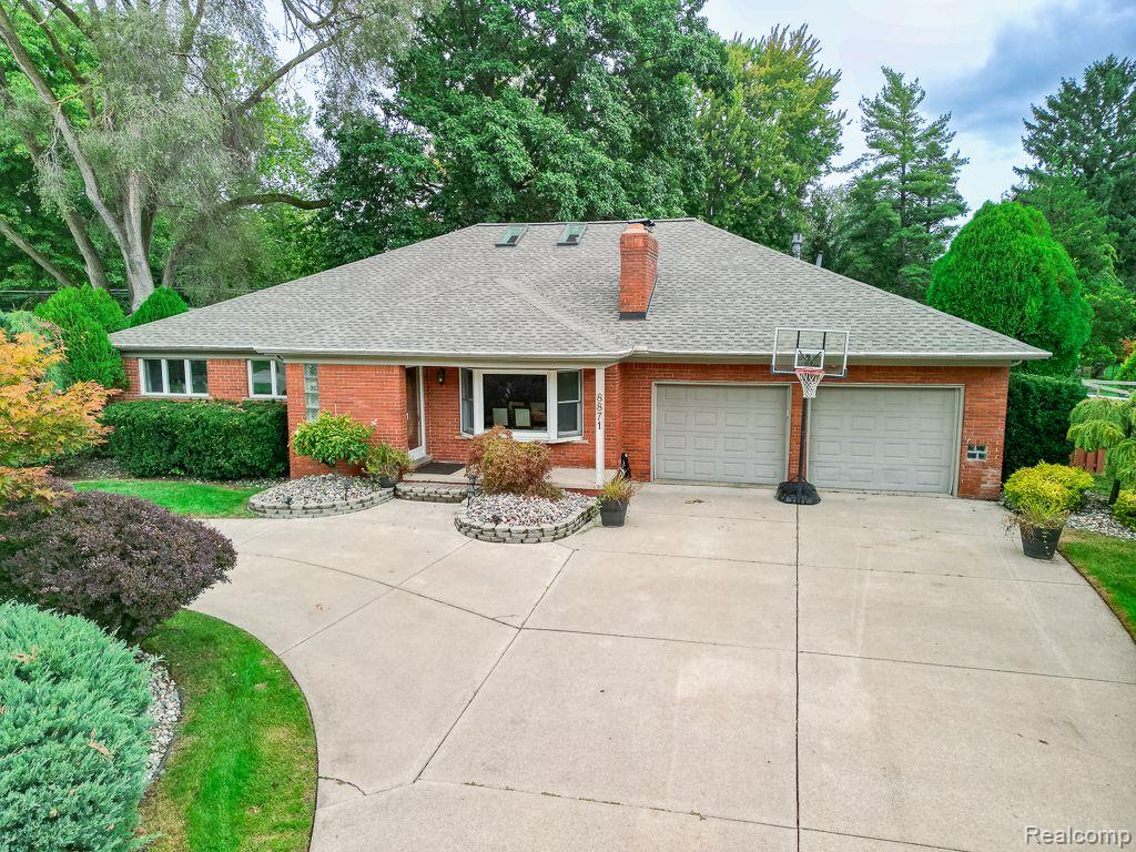 8871 SUNCREST Drive, Sterling Heights, MI 48314 — Photo 2
