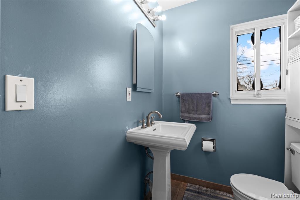 592 E Dallas Avenue, Madison Heights, MI 48071 — Photo 19