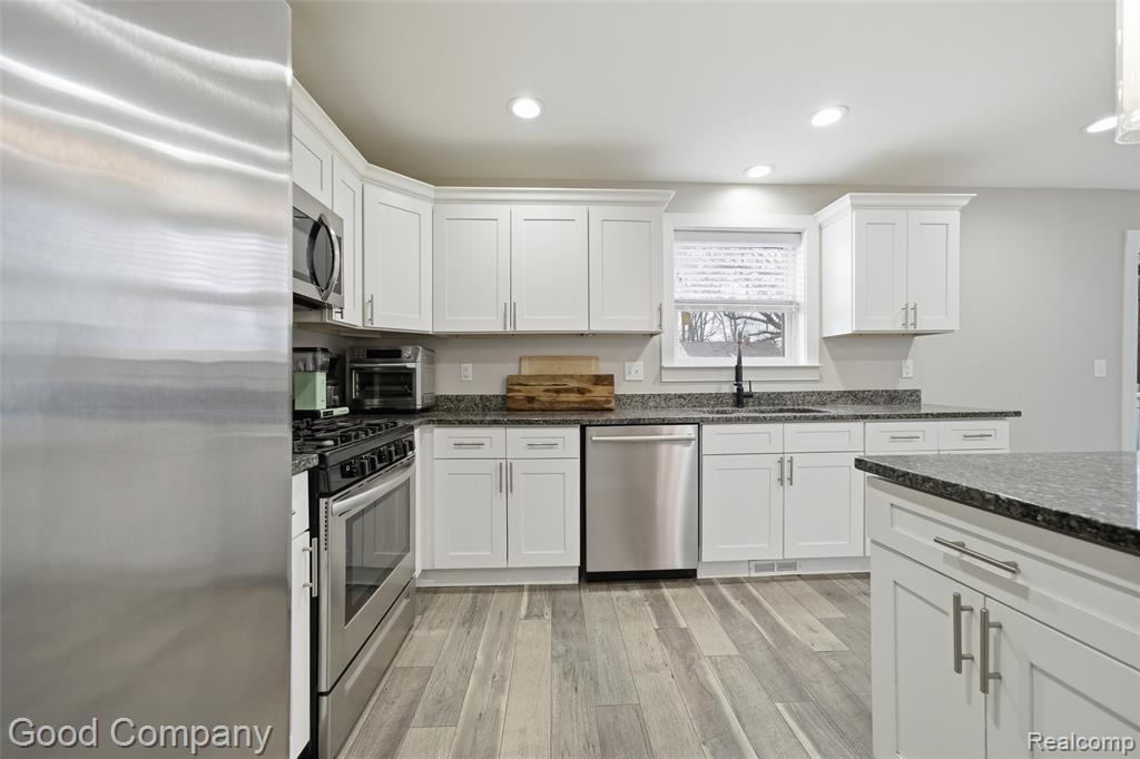 568 E Coy Avenue, Hazel Park, MI 48030 — Photo 9