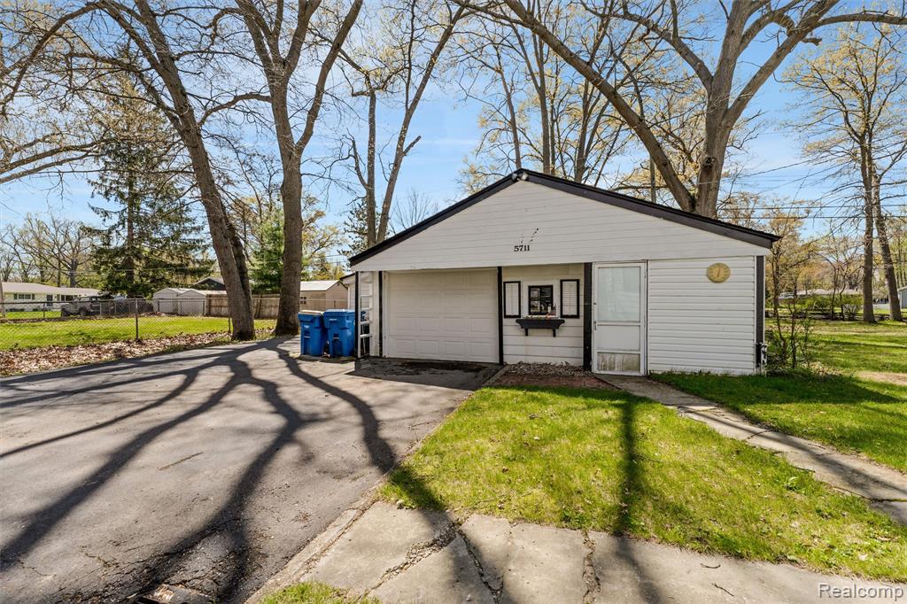 5711 Crescent Road, Waterford, MI 48327 — Photo 38