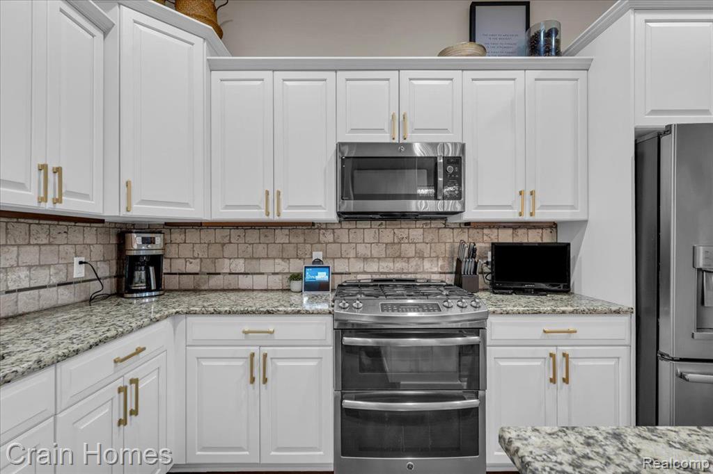 5808 KNOB HILL Circle, Clarkston, MI 48348 — Photo 13
