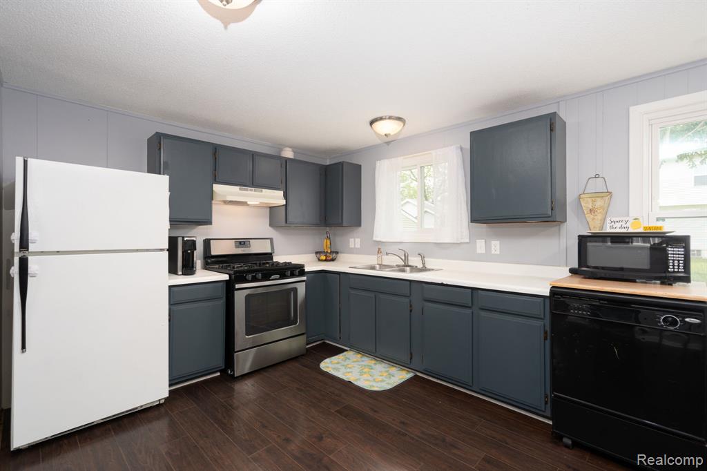 1887 Evona, Wixom, MI 48393 — Photo 12