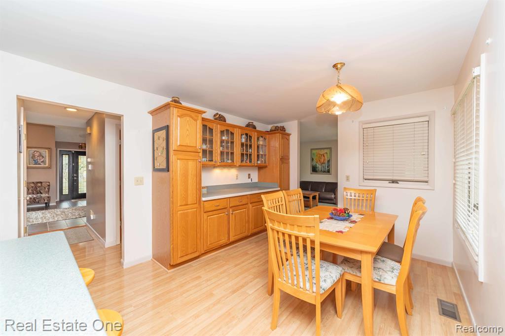 8260 ENGLEWOOD Drive, Clarkston, MI — Photo 31