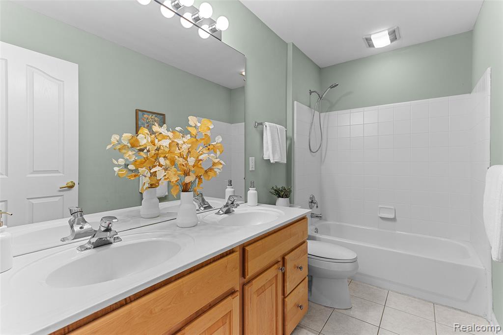 7567 WINDGATE Circle, West Bloomfield, MI 48323 — Photo 38