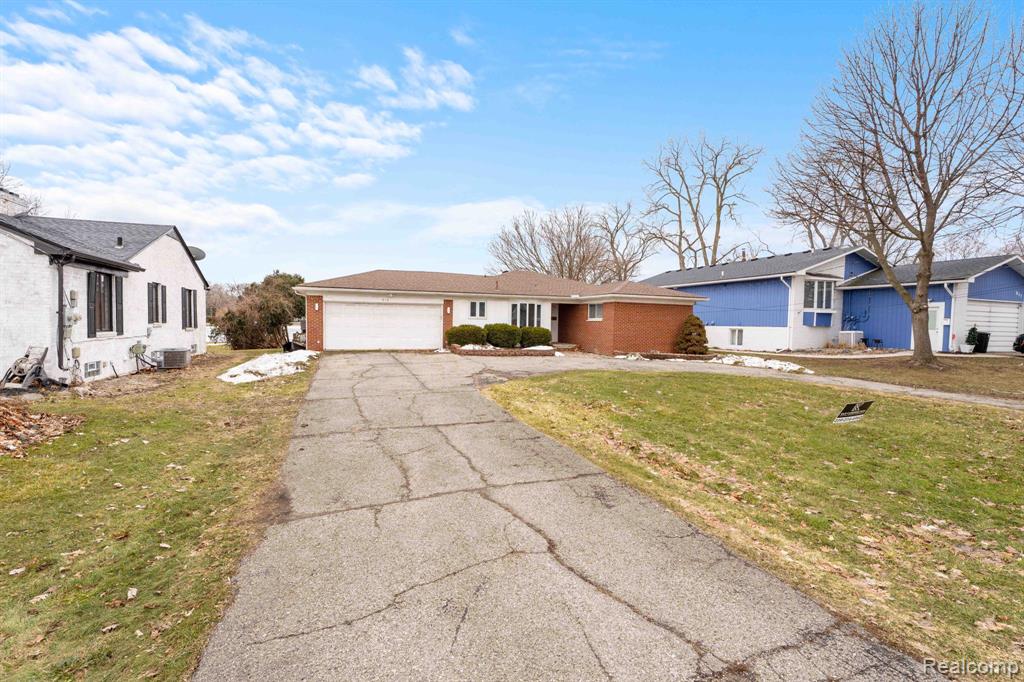 915 James K Boulevard, Pontiac, MI 48341 — Photo 11