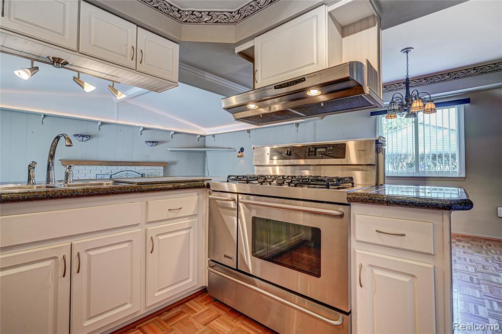 43047 Avon Court, Sterling Heights, MI 48313 — Photo 9