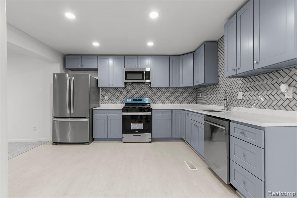 8895 Lenore Ave, Redford, MI 48239 — Photo 10