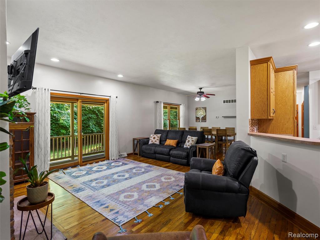 9480 Hartland Road, Fenton, MI 48430 — Photo 9