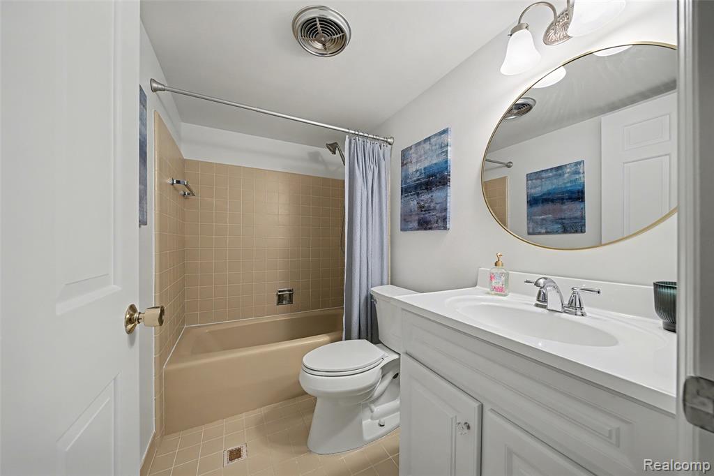19710 13 Mile Road, 107, Beverly Hills, MI 48025 — Photo 14