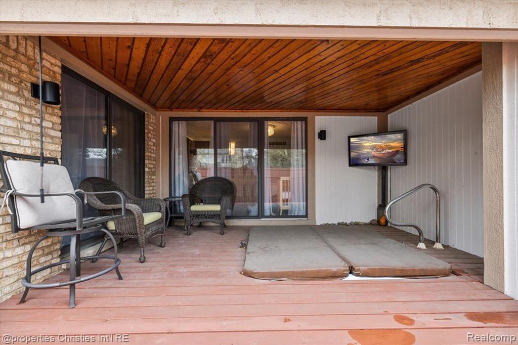 8241 LAKE PINE Drive, Commerce Twp, MI 48382 — Photo 47
