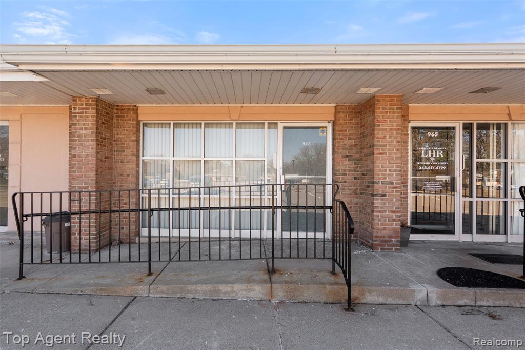 967 Oakwood Drive, Rochester, MI 48307 — Photo 2