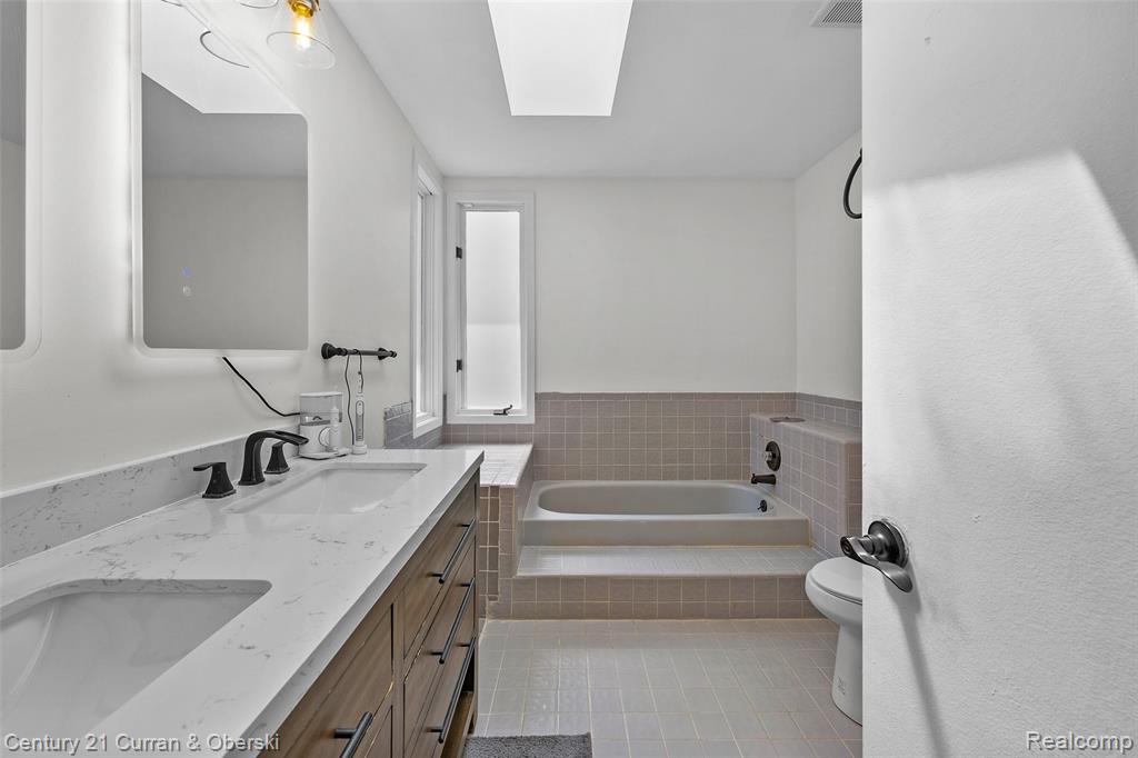 5120 Langlewood Court, West Bloomfield, MI — Photo 18