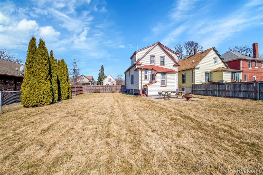 555 CHESTNUT Street, Wyandotte, MI 48192 — Photo 8