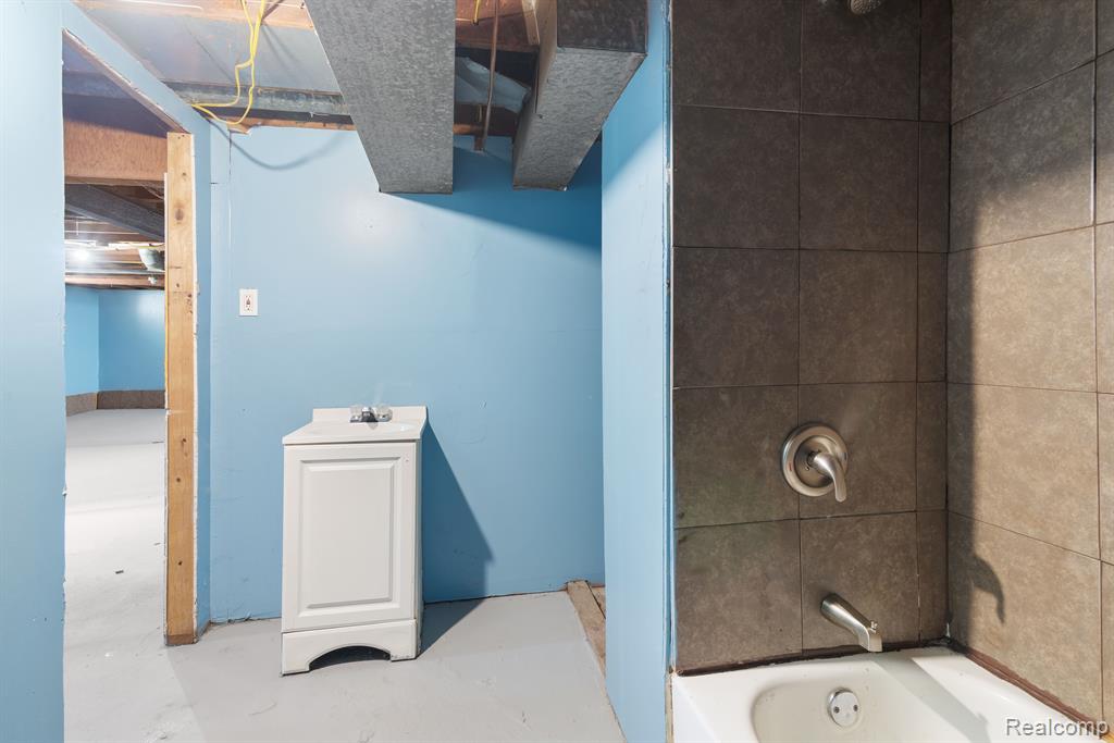 7668 HEYDEN Street, Detroit, MI 48228 — Photo 20