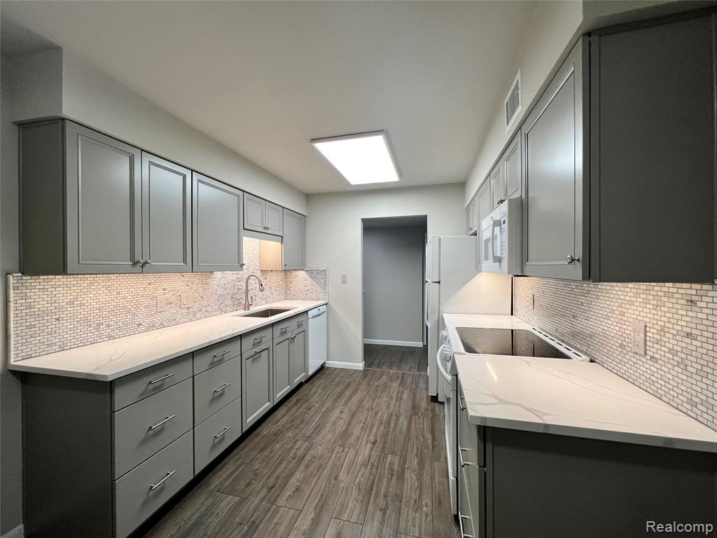 521 E UNIVERSITY Drive, Rochester, MI 48307 — Photo 2
