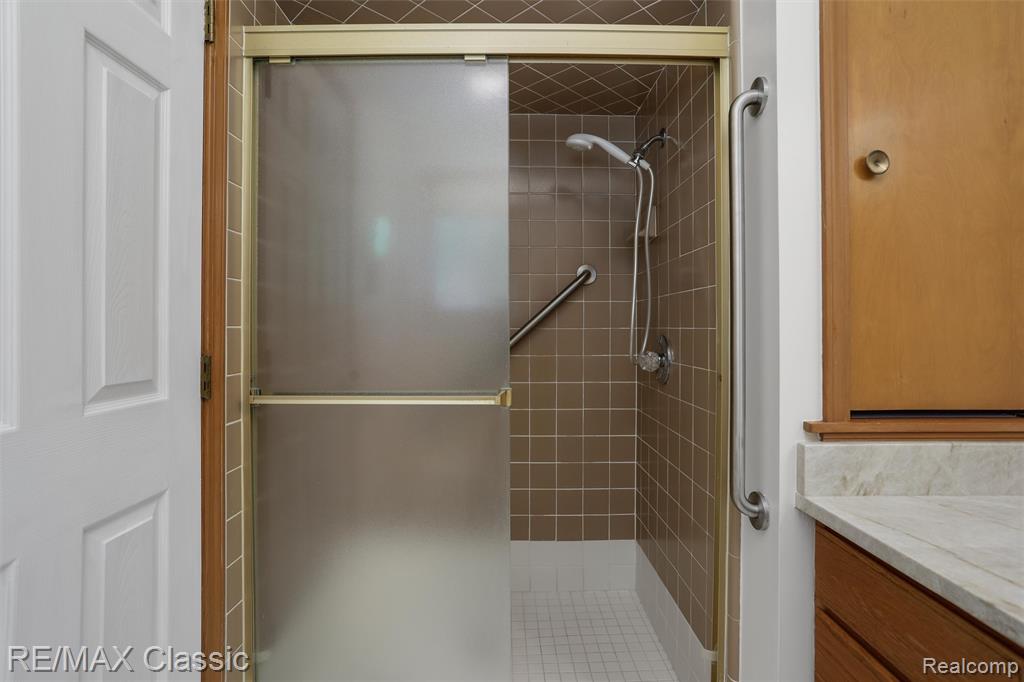 4150 Heatherwood Drive, Commerce Twp, MI 48382 — Photo 24