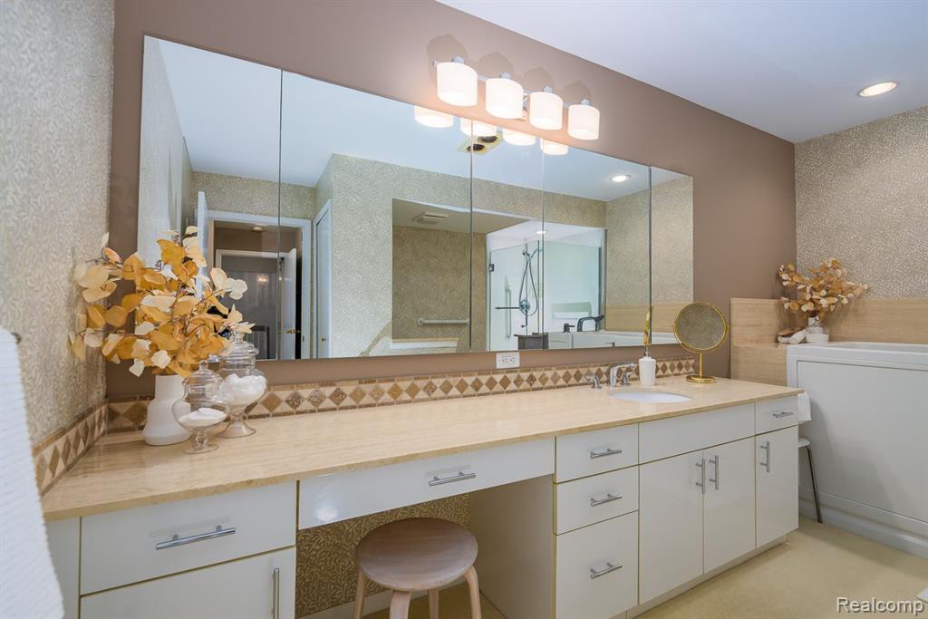 2462 HICKORY GLEN Drive, Bloomfield Hills, MI 48304 — Photo 19