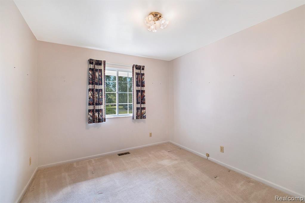 4046 S ELMS Road, Swartz Creek, MI 48473 — Photo 9