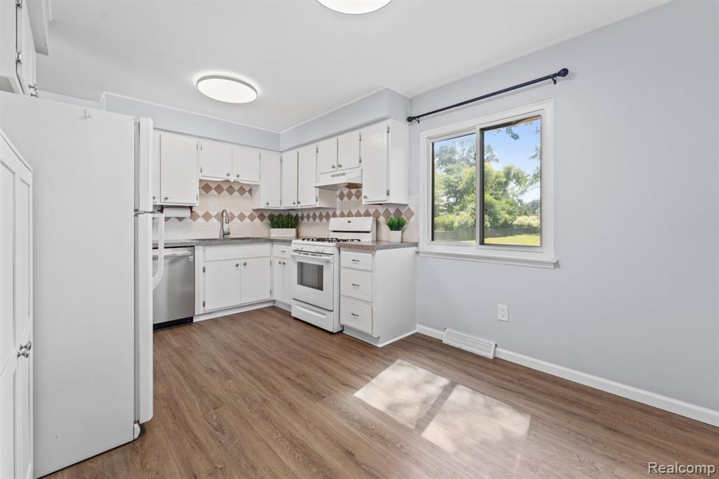 4607 Meigs Avenue, Waterford, MI 48329 — Photo 9