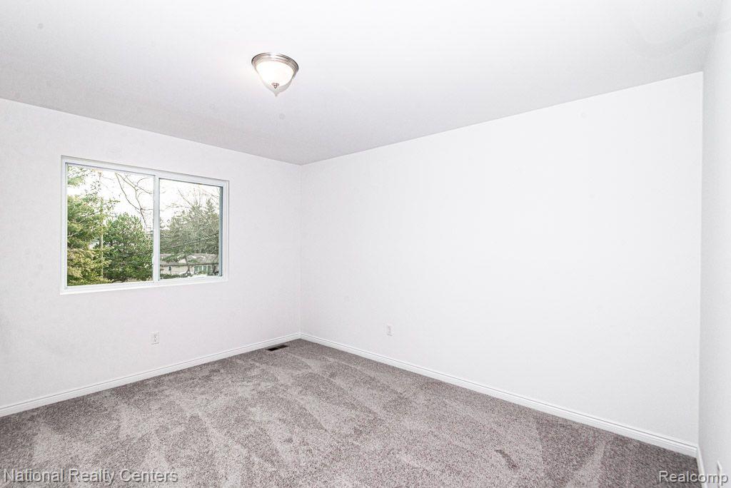 10475 Valley Drive, Goodrich Vlg, MI — Photo 19