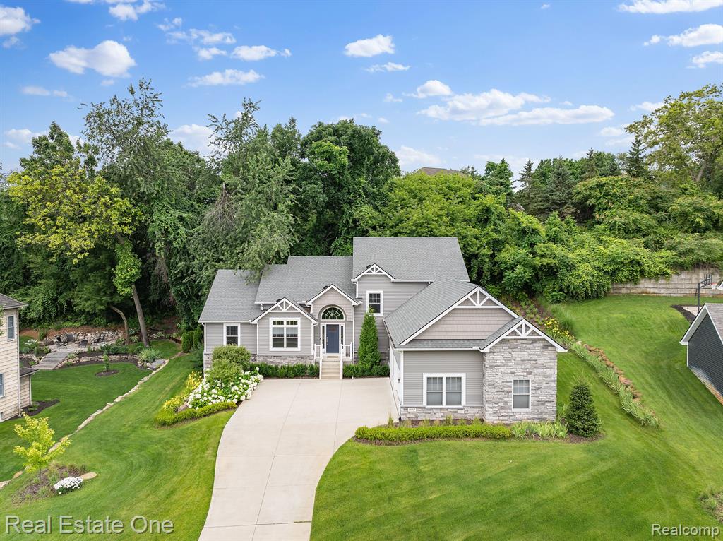 9687 SHELTERING OAKS Drive, Brighton, MI 48114 — Photo 2