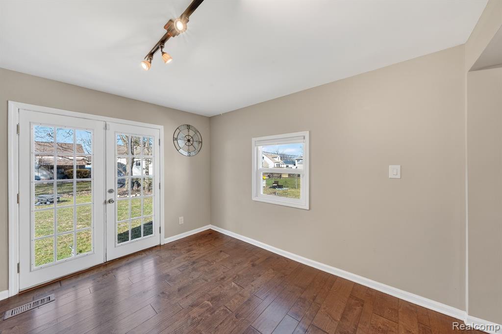 438 W Brockton Avenue, Madison Heights, MI 48071 — Photo 19