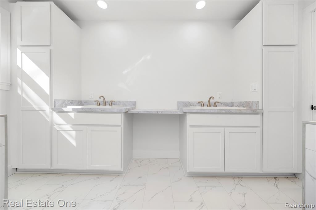 5742 Springwater Lane, West Bloomfield, MI — Photo 41
