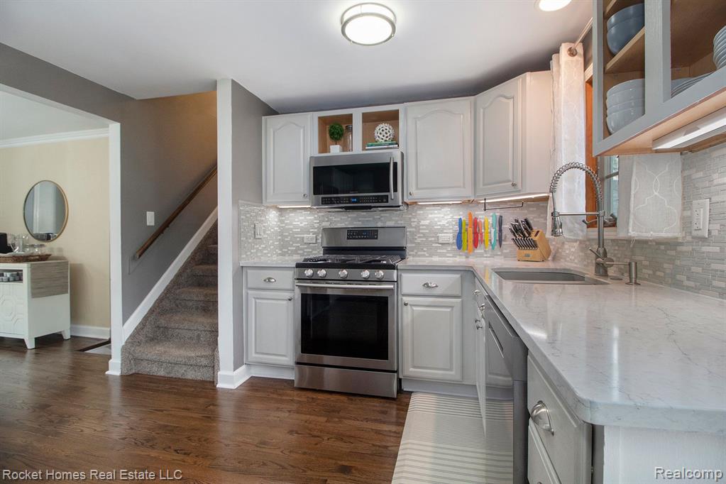 7170 Crestmore Street, West Bloomfield, MI 48323 — Photo 13