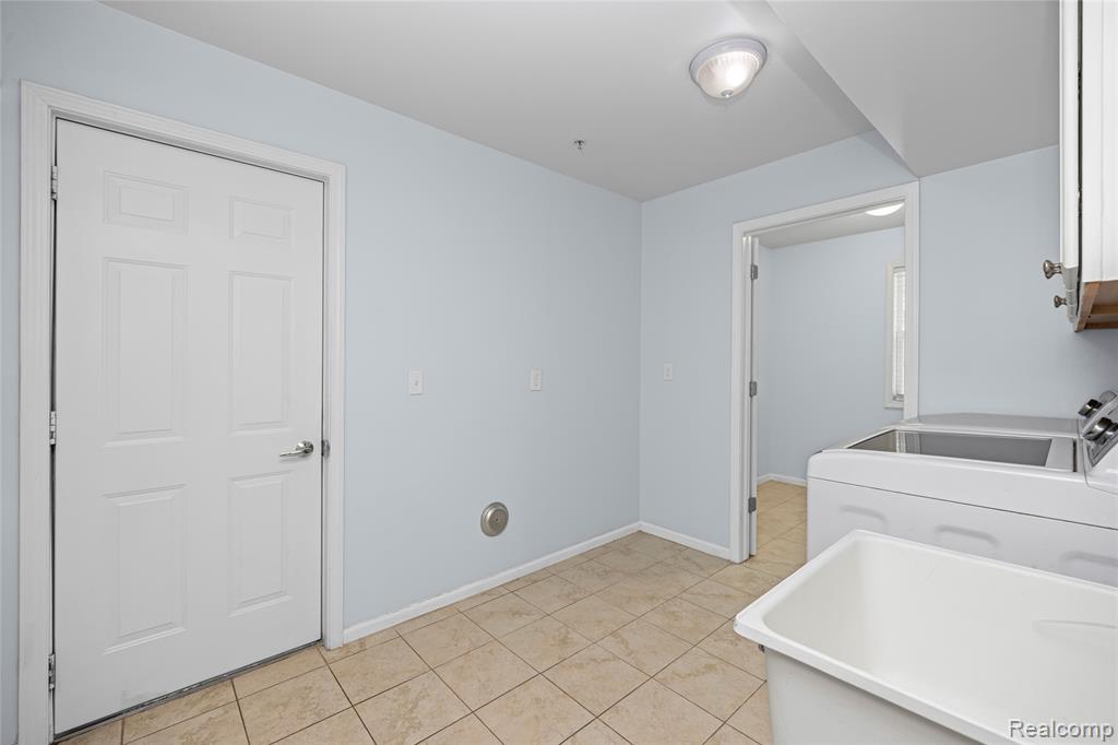 28139 Carlton Way Drive, Novi, MI 48377 — Photo 21