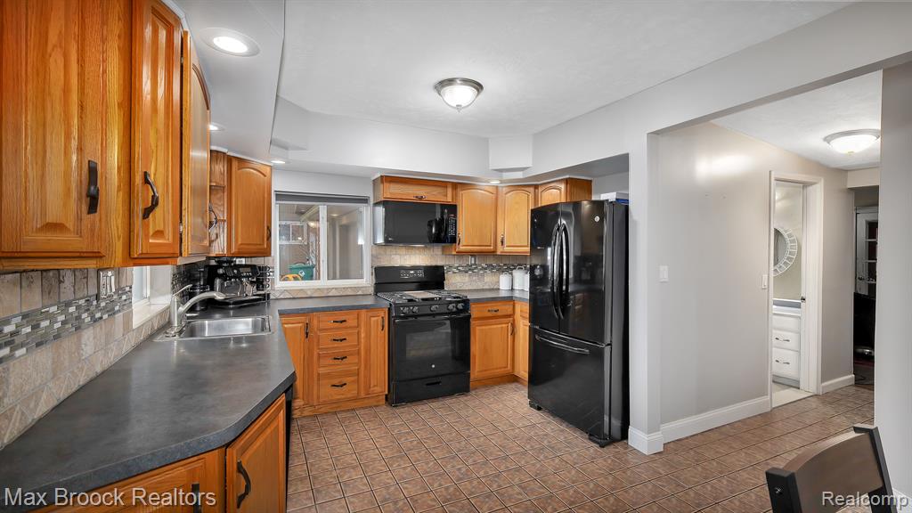 9681 LISTERIA Street, Commerce Twp, MI 48382 — Photo 16