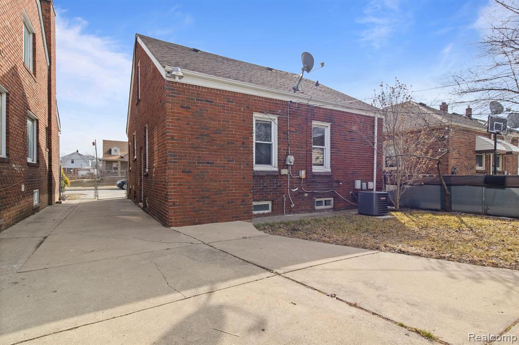 6115 YINGER Avenue, Dearborn, MI 48126 — Photo 4